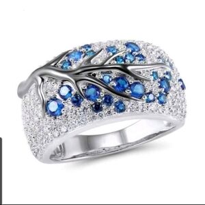 BRAND NEW ** Elegant Silver and Blue Gemstone Ring